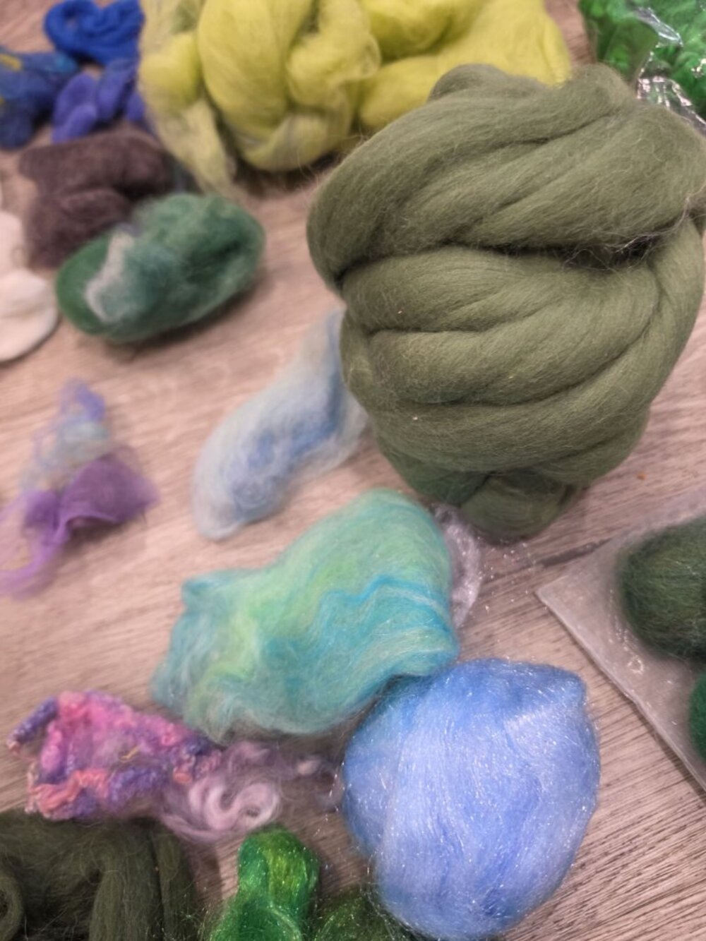 Assorted lot of wool, angora, silk felting fibers and yard raw and rolled colors - Picture 4 of 17